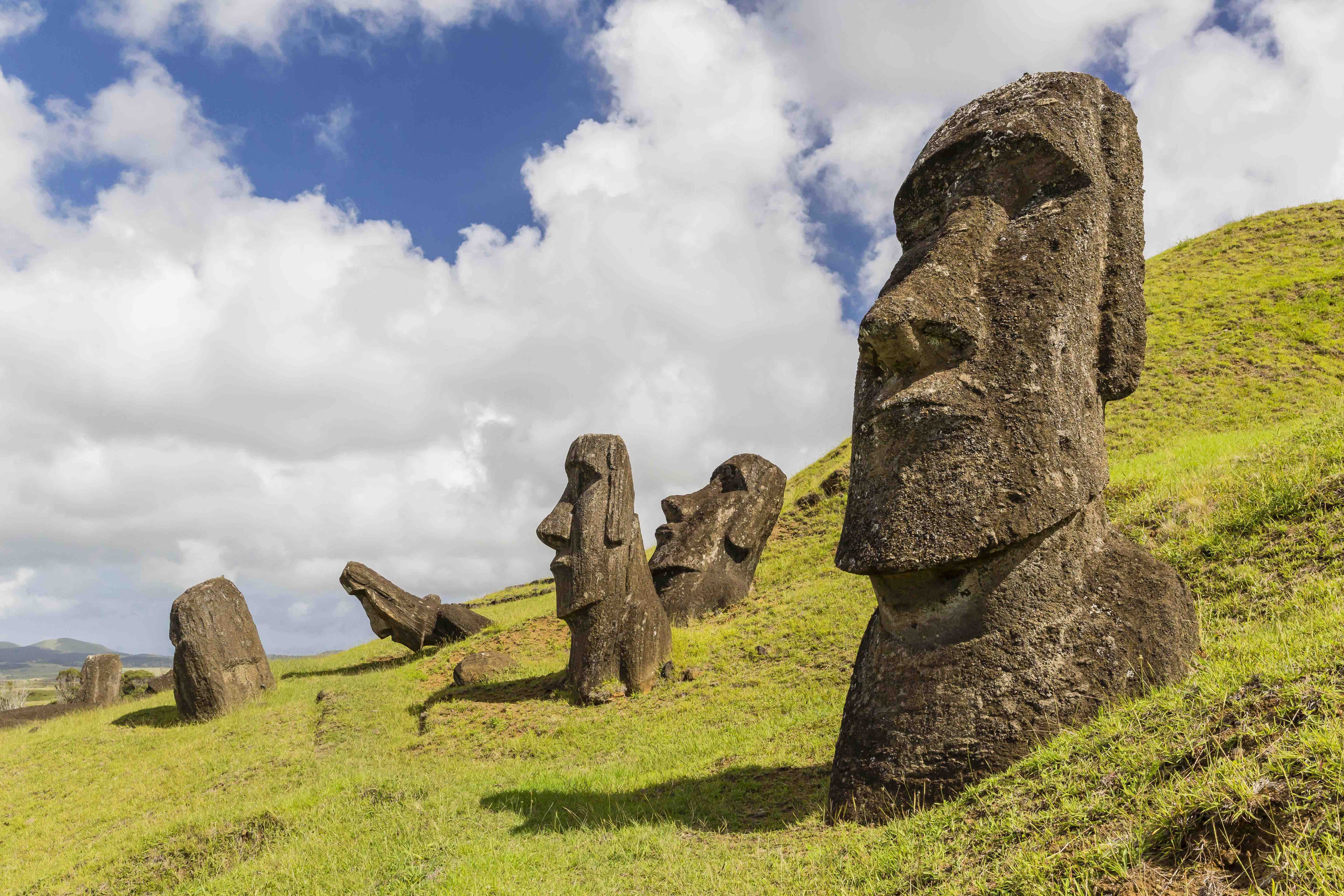 Каменные идолы. Каменные статуи острова Пасхи. Каменные идолы острова Пасхи. Рапа-Нуи остров. Исла-де-Паскуа (провинция).